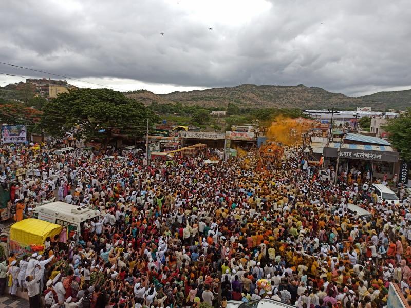 welcome to sant dnyaneshwar palkhi in jejuri | Ashadhi Wari 2022: वैष्णवांचा मेळा जेजुरी गडाच्या पायथ्याशी विसावला; माऊलींचे भंडाऱ्याच्या उधळणीत स्वागत