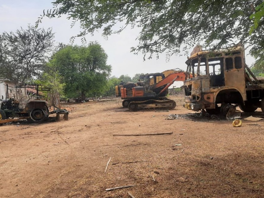 Naxalite set fire to Road Construction Vehicles In Gadchiroli | गडचिरोलीत रस्त्याच्या कामावरील वाहनांची नक्षलवाद्यांकडून जाळपोळ
