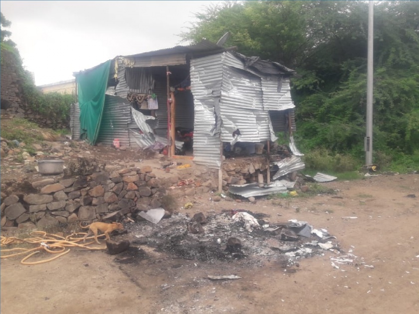 Attack on house of Pardhi family for bottle of liquor at Shedyal Jat taluka Sangli district, They beat and burned the useful material | दारूच्या बाटलीसाठी पारधी कुटुंबाच्या घरावर हल्ला, मारहाण करुन संसारोपयोगी साहित्य जाळले