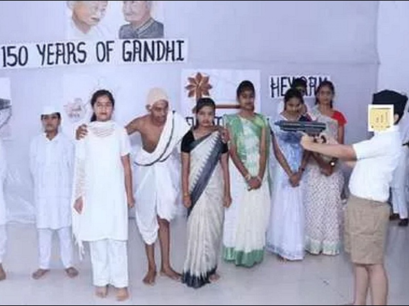 School Play Portrays nathuram Godse Firing Bullets at mahatma Gandhi in rss Uniform | शाळेच्या नाटकात गोडसे साकारणारा विद्यार्थी संघाच्या गणवेशात; फोटो व्हायरल