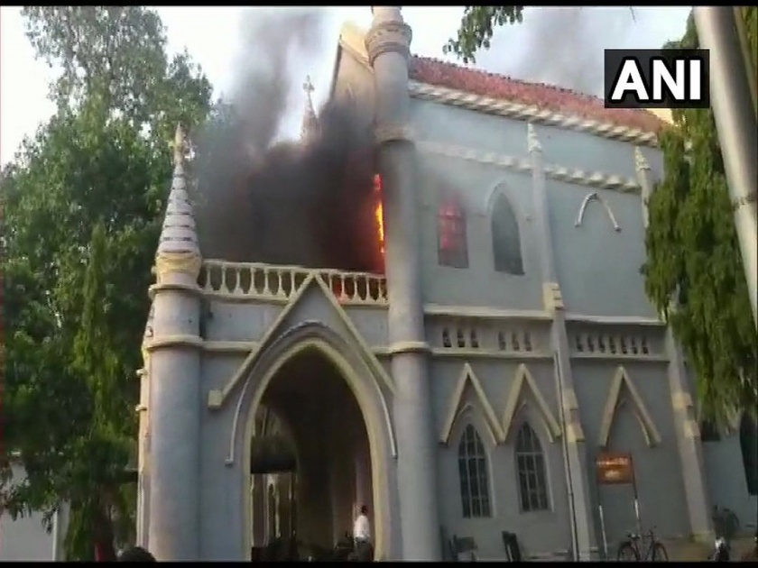 Madhya Pradesh: Fire breaks out at Jabalpur High Court | मध्य प्रदेशातील जबलपूर उच्च न्यायालयाच्या इमारतीला आग