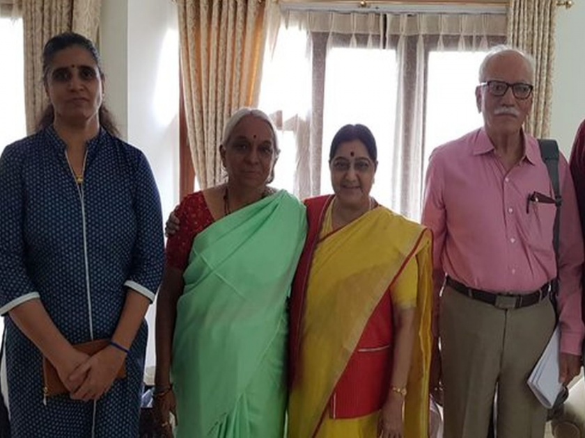 kulbhushan jadhavs family met former foreign minister sushma swaraj | कुलभूषण यांच्या कुटुंबीयांनी घेतली सुषमा स्वराज यांची भेट; म्हणाल्या...  