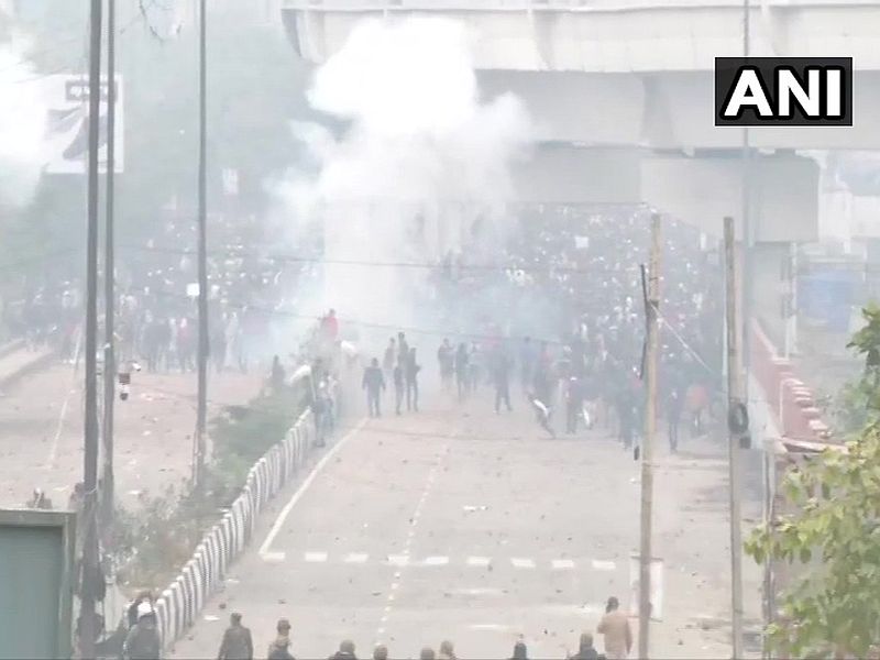 Anti-CAA stir: Violence returns to Delhi as Seelampur turns war zone | CAA Protest : दिल्लीत पुन्हा हिंसाचार; आंदोलकांची पोलिसांवर दगडफेक, 3 बसेस फोडल्या