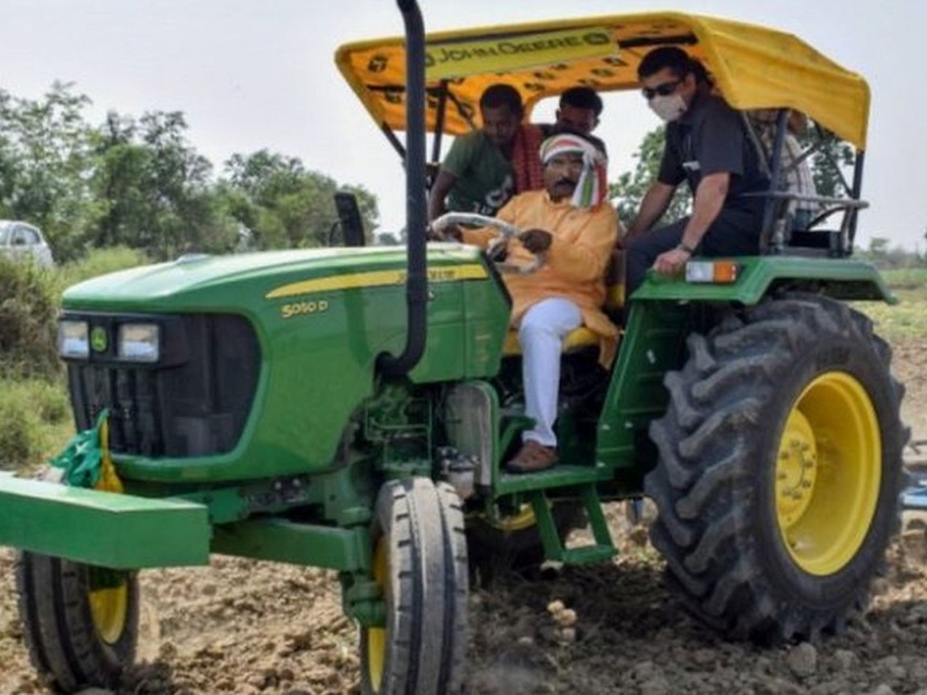 west bengal elections 2021 bjp candidate drives tractor during poll campaign | West Bengal Assembly Election 2021: तुमचं शेत नांगरून देतो, पण मत द्या!; प्रचारासाठी उमेदवाराचा भन्नाट फंडा