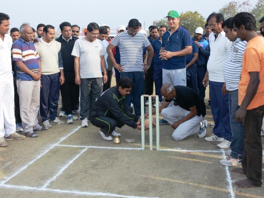 Awakening Voters' Cup Cricket Tournament: Collector's team win first match | अकोल्यात जागरूक मतदार चषक क्रिकेट स्पर्धा: जिल्हाधिकारी कार्यालय संघाची विजयी सलामी