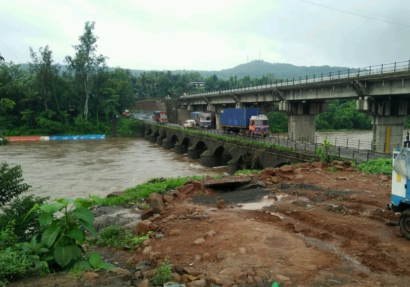 Mumbai-Goa highway closed three times a week | आठवडाभरात तीन वेळा बंद पडला मुंबई - गोवा महामार्ग