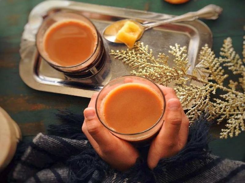 Jaggery tea health benefits for weight loss diabetes constipation to control blood pressure | हिवाळ्यात आरोग्यदायी ठरतो गुळाचा चहा; असा करा तयार