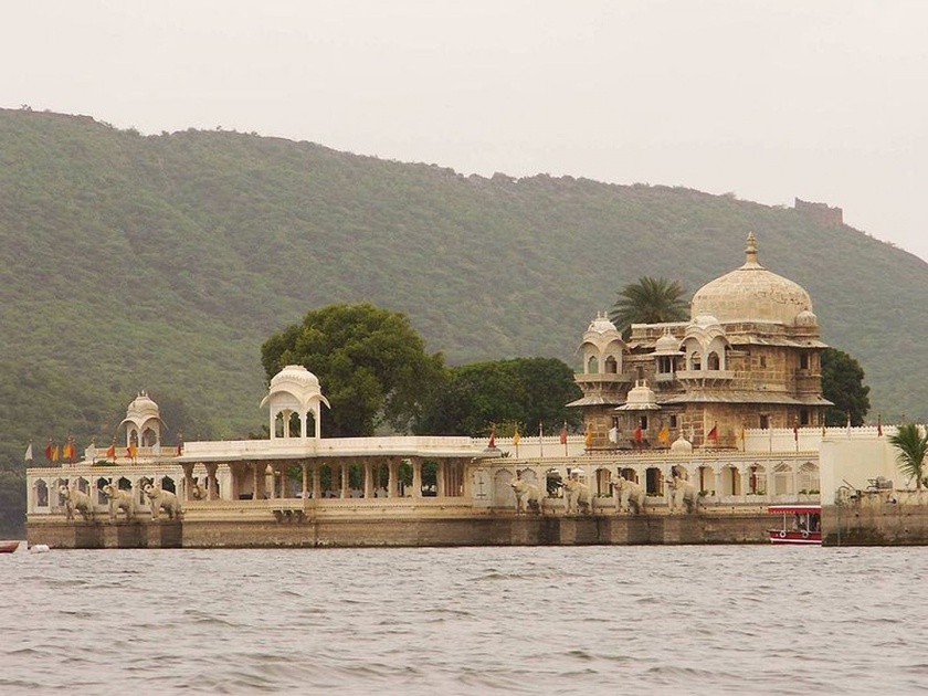 Jagmandir Island palace of Udaipur a popular wedding destination and tourist attraction | लग्नासोबतच सिनेमाच्या शूटींगसाठीही लोकप्रिय आहे हे जगमंदिर आयलॅंड पॅलेस!