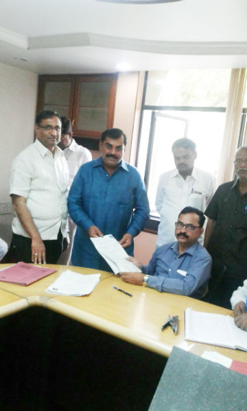 Former MLA, Jaywantrao Jagtap has filed his nomination for the Maharashtra State Market Committee Co-operative Party elections | महाराष्ट्र राज्य बाजार समिती सहकारी संघ निवडणूकीसाठी माजी आमदार जयवंतराव जगताप यांचा अर्ज दाखल