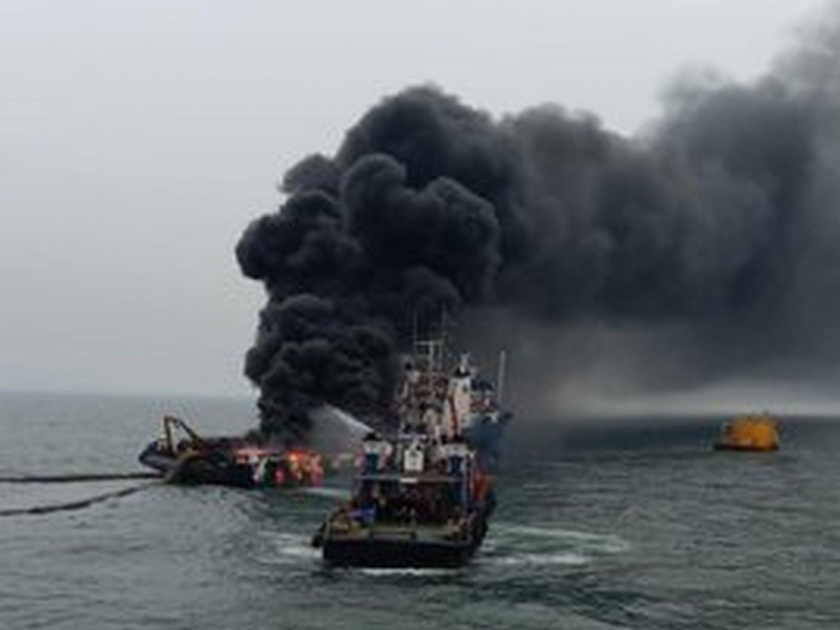 Video: Fire breaks out in Visakhapatnam Offshore Support Vessel; 29 The sailors jumped into the sea | Video : विशाखापट्टणममध्ये जहाजाला लागली भीषण आग; 29 खलाशांनी मारल्या समुद्रात उड्या