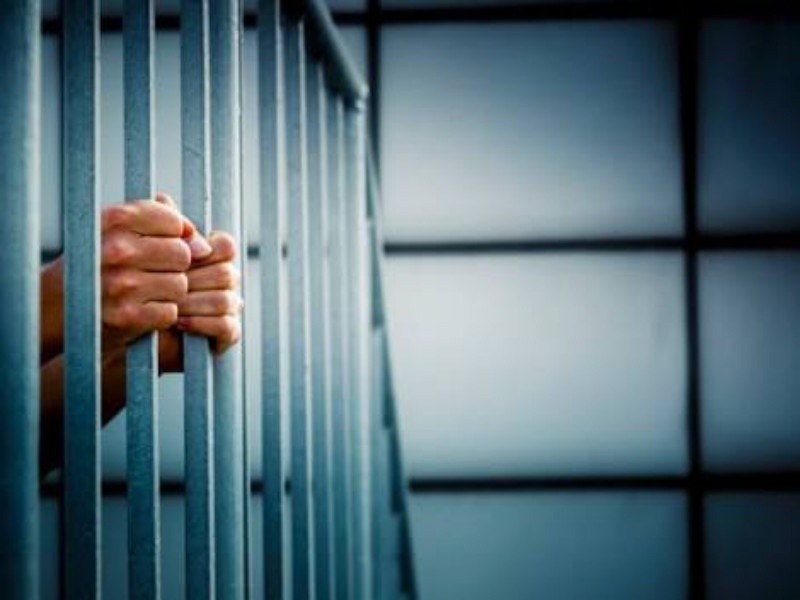 Shocking! 2 prisoners escape from temporary jail in Pune | धक्कादायक! पुण्यातील तात्पुरत्या कारागृहातून २ कैदी फरार; जबरी चोरी, खुनाचा प्रयत्न असे गुन्हे दाखल