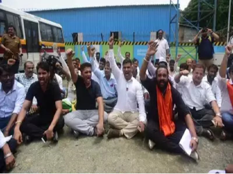 "Jail Bharo" protesters detained by the police | ''जेल भरो'' आंदोलनकर्त्यांना पोलिसांनी घेतले ताब्यात