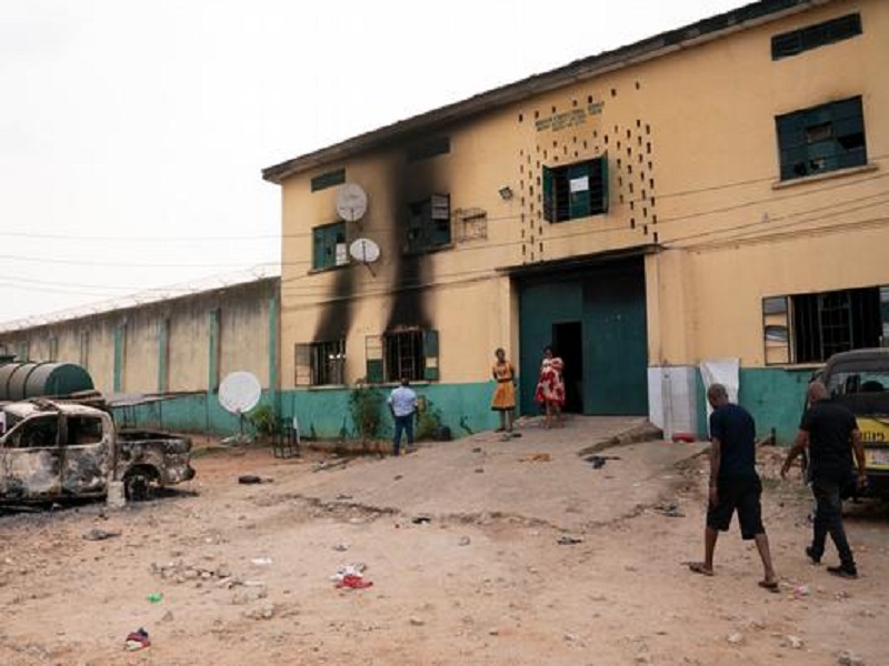 Nigeria prison attack, Massive attack on prison in Nigeria, Gunmen free hundreds of inmates in jailbreak | तुरुंगावर मोठा हल्ला, डायनामाइटने भिंत उडवून केली 800 कैद्यांची सुटका