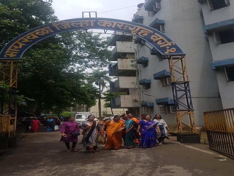 Visit by the members of Shiv Sena's delegation and Women's Commission to Byculla Jail | भायखळा कारागृहाला दिली शिवसेनेच्या शिष्टमंडळ आणि महिला आयोगाच्या सदस्यांनी भेट