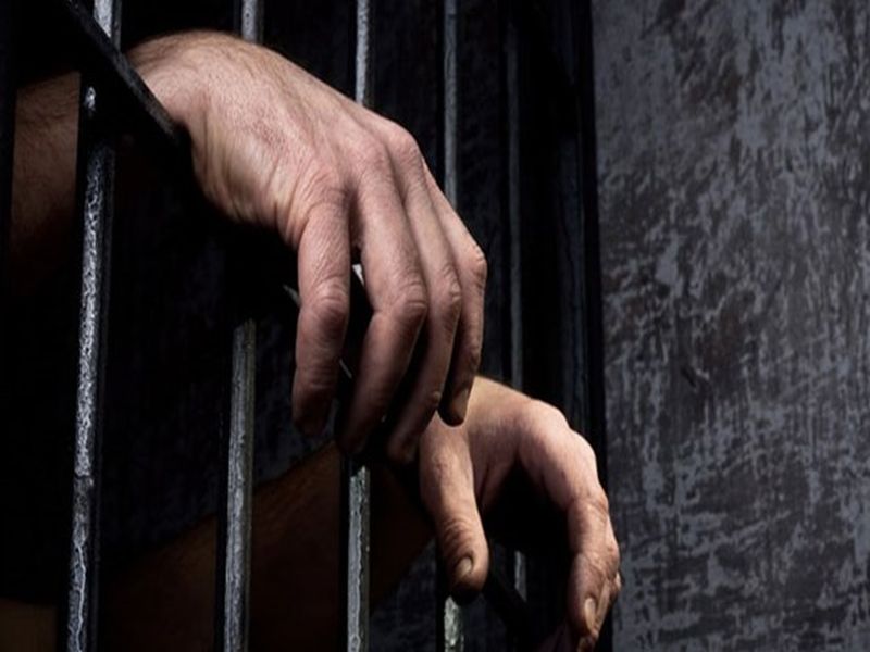 Attempts to capture the accused in the prison | कारागृहातच आरोपीचा गळफास घेण्याचा प्रयत्न