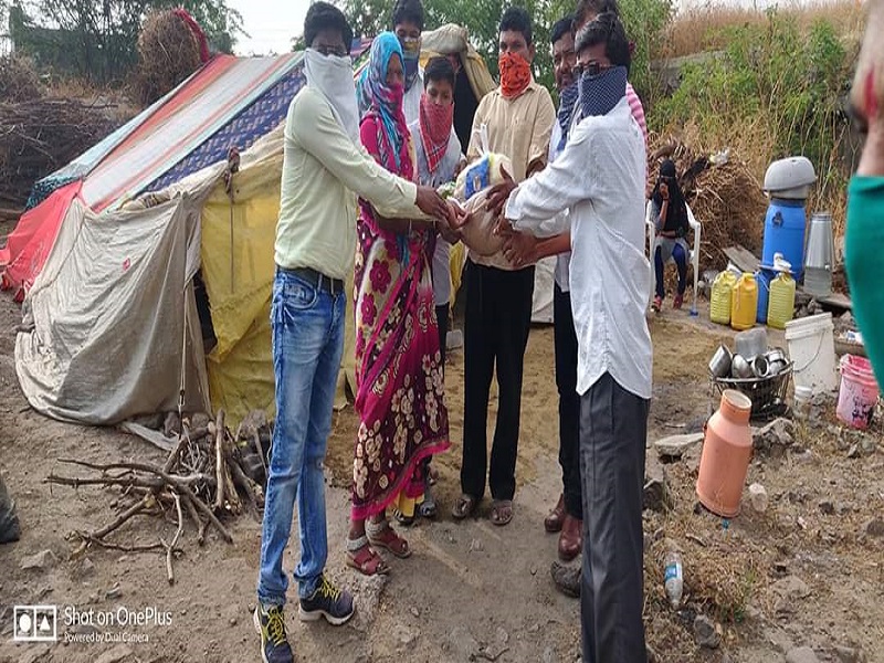 Jain organization distributes food, groceries to 3 people in Dwari community | जैन संघटनेतर्फे डवरी समाजातील २०० लोकांना धान्य, किराणा वाटप 