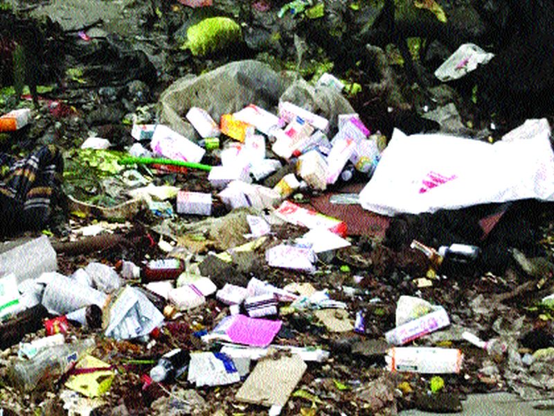 Biological waste in the creek | खाडीकिनाऱ्यावर जैविक कचऱ्याचे ढीग