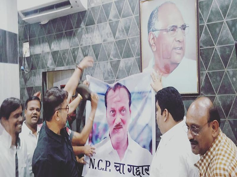 NCP leader Ajit Pawar administered the oath of office to the Deputy Chief Minister at Raj Bhavan today | कल्याणमध्ये अजित पवार यांच्याविरोधात राष्ट्रवादीचे बंद दाराआड चप्पल मारो आंदोलन