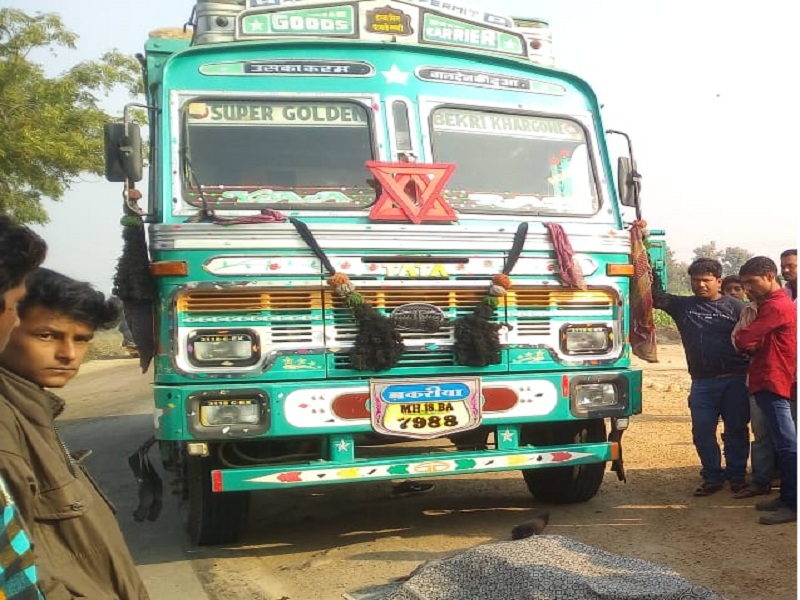 One killed in an accident at Golapangari in an attempt to miss the potholes | खड्डे चुकविण्याच्या प्रयत्नात अपघात होऊन गोलापांगरी येथे एकजण ठार