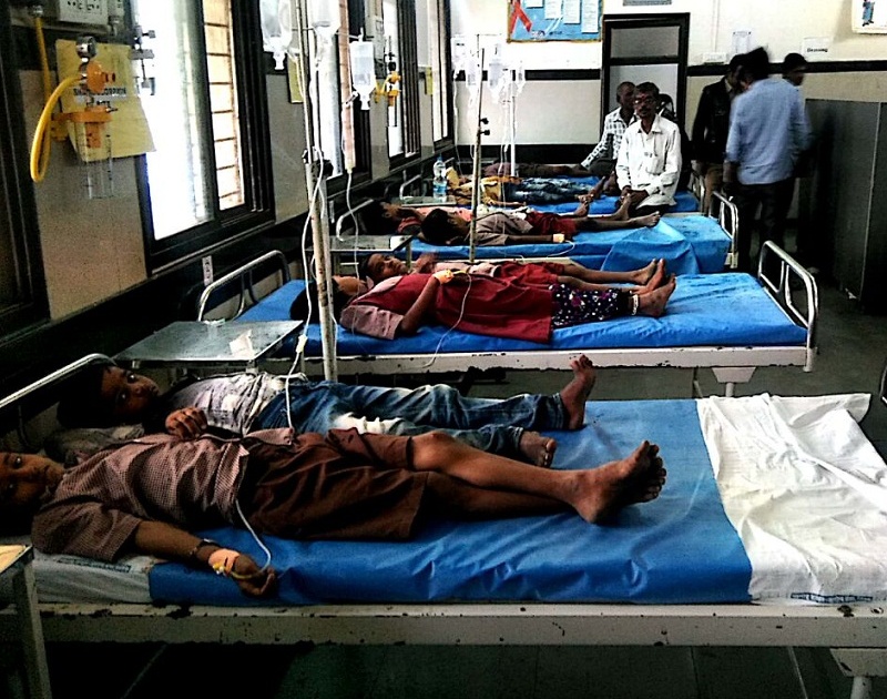 Poisoning of 14 students by eating castor seeds; Incidents of a zp school at Bathan | एरंडीच्या बिया खाल्याने १४ विद्यार्थ्यांना विषबाधा; बठाण येथील जिप शाळेतील घटना