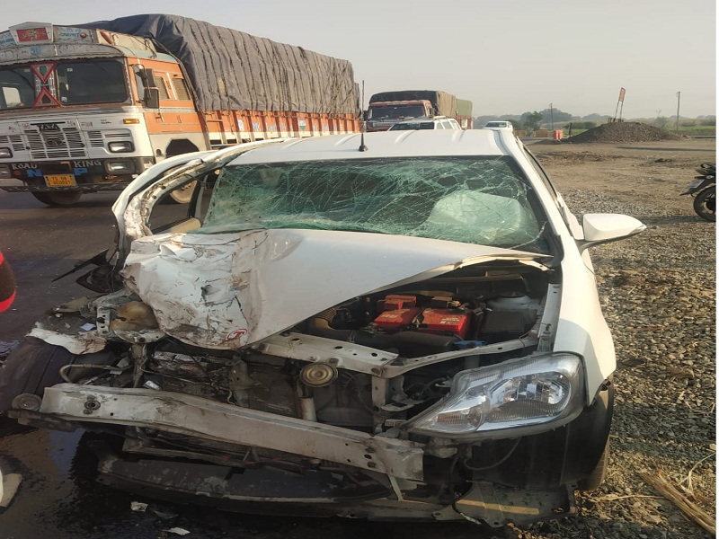 Two seriously injured in a container and a car on the Aurangabad-Solapur National Highway | औरंगाबाद-सोलापूर राष्ट्रीय मार्गावर कंटेनर आणि कारच्या धडकेत दोघे गंभीर जखमी 