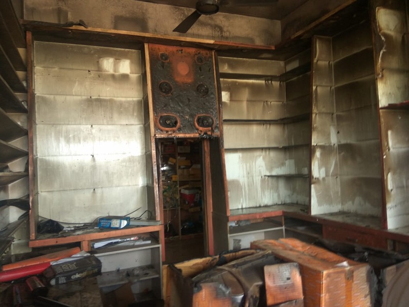 Fire at shop at Motibag in jalana | जालन्यातील मोतीबाग येथे दुकानाला आग; लाखोचे साहित्य जळाले