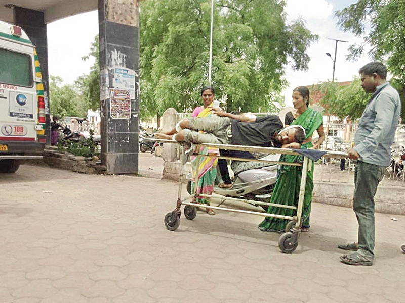 Relatives pull 'stretcher' at Jalna district hospital | जालना जिल्हा रुग्णालयात नातेवाईकच ओढतात ‘स्ट्रेचर’