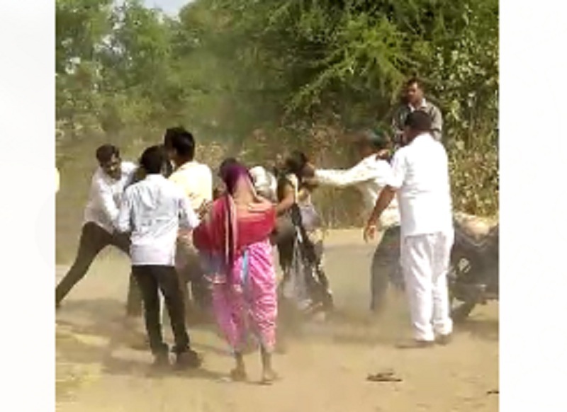 Farmer family members of BJP Kisan Morcha's Jarna Maran in Jalna; Tried to bury the pit | जालन्यात भाजपा किसान मोर्चाच्या जिल्हाध्यक्षाची शेतकरी कुटुंबास जबर मारहाण; खड्ड्यात पुरण्याचा केला प्रयत्न 