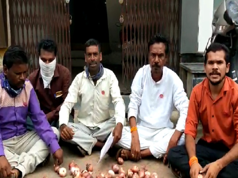 Swabhimani's 'Kande Feko' agitation at Jalana BJP office | 'स्वाभिमानी'चे भाजप कार्यालयावर 'कांदे फेको' आंदोलन