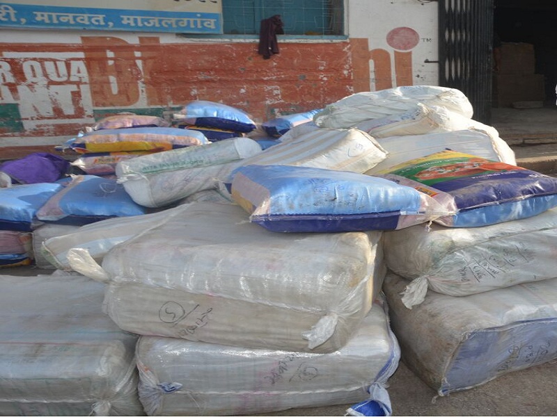 Jalna city corporation seized three tonne of plastic | जालना शहरात नगर पालिकेच्या पथकाने तीन टन प्लास्टिक केले जप्त