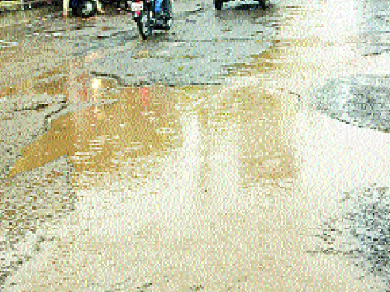 Paved pits on the main streets of Jalna; Vehicle Workers Need To Workout | जालन्याच्या प्रमुख रस्त्यांवर खड्डेच खड्डे; वाहनधारकांना करावी लागते कसरत