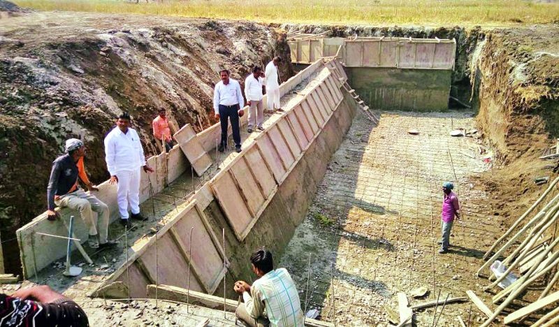 Sultanpur: Public works of the water tankers are closed! | सुलतानपूर : जलयुक्त शिवारची कामे लोकप्रतिनिधींनी पाडली बंद!
