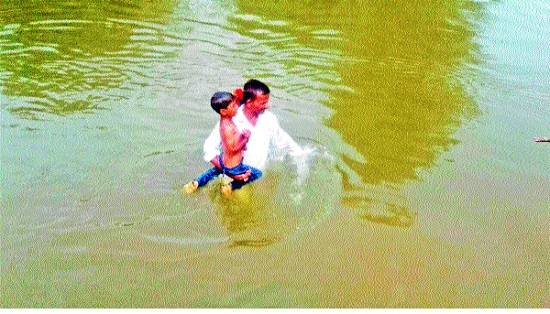 Raidasaheb saved the life of the Rig Veda: out of the canal drowning | येडेमच्छिंद्रच्या रावसाहेबांनी वाचविले ऋग्वेदचे प्राण : कालव्यात बुडणाऱ्या काढले बाहेर