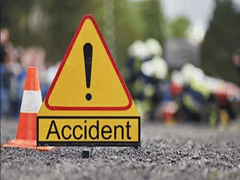 truck and bike accident in banbhori near jalgaon | जळगावमध्ये दुचाकीस्वाराला ट्रकने चिरडले