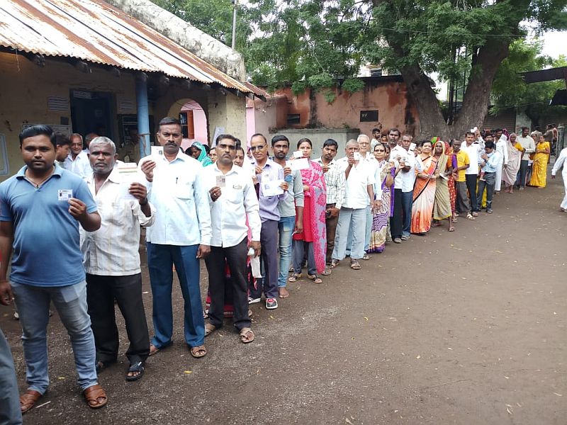 People come out to vote in jalgaon | महाराष्ट्र निवडणूक २०१९ : जळगावमध्ये भर पावसात नागरिकांचा मतदानासाठी उत्साह
