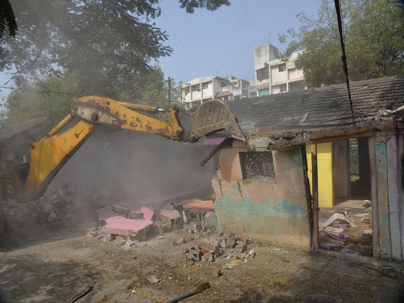 Jalgaon District Hospital's encroachment collapses | जळगाव जिल्हा रुग्णालयातील अतिक्रमण जमीनदोस्त, काही प्रमाणात झाला विरोध