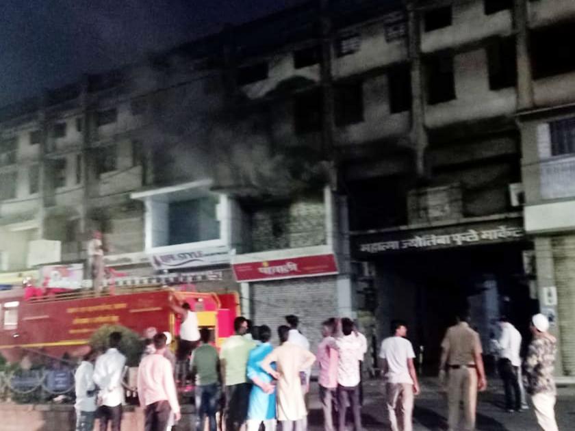 a fire broke out at a shop in phule market at jalgaon at 11 pm | जळगावात फुले मार्केटमध्ये रात्री ११ वाजता दुकानाला आग