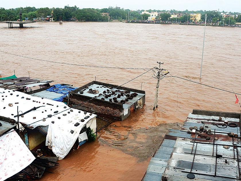 Extreme rainfall in Khandesh, floods in rivers! | खान्देशात अतिवृष्टी, नदी-नाल्यांना पूर; कोल्हापूरसारखी स्थिती ओढावण्याची भीती