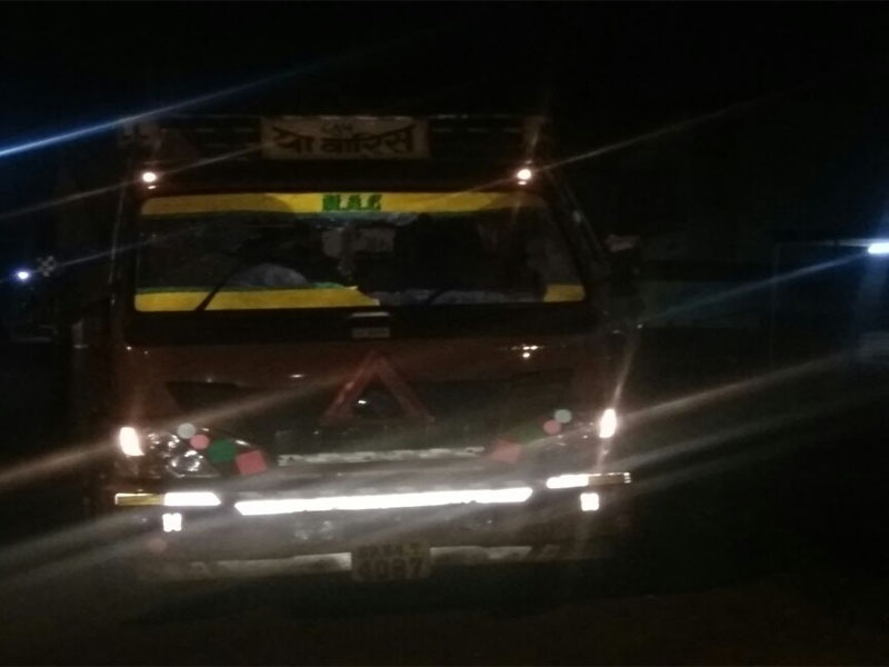 Road accidents in Jalgaon, two vehicle damage | जळगावात रात्री ट्रकवर दगडफेक, दोन वाहनांचे नुकसान 