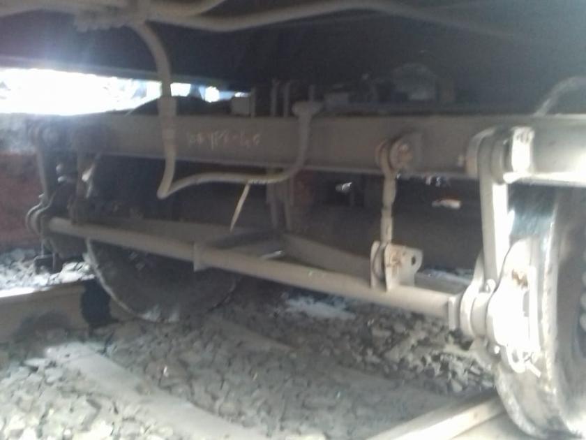 The carriageway of Varanasi Express collapsed, traffic jam coming to Mumbai | वाराणसी एक्सप्रेसच्या डब्याची चाके रुळावरुन घसरली, मुंबईकडे येणारी वाहतूक ठप्प