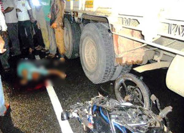 Two wheelers killed in Ajanta Chowk on Jalgaon Highway | जळगावात महामार्गावर अजिंठा चौकात ट्रकच्या धडकेत पुन्हा दुचाकीस्वार ठार