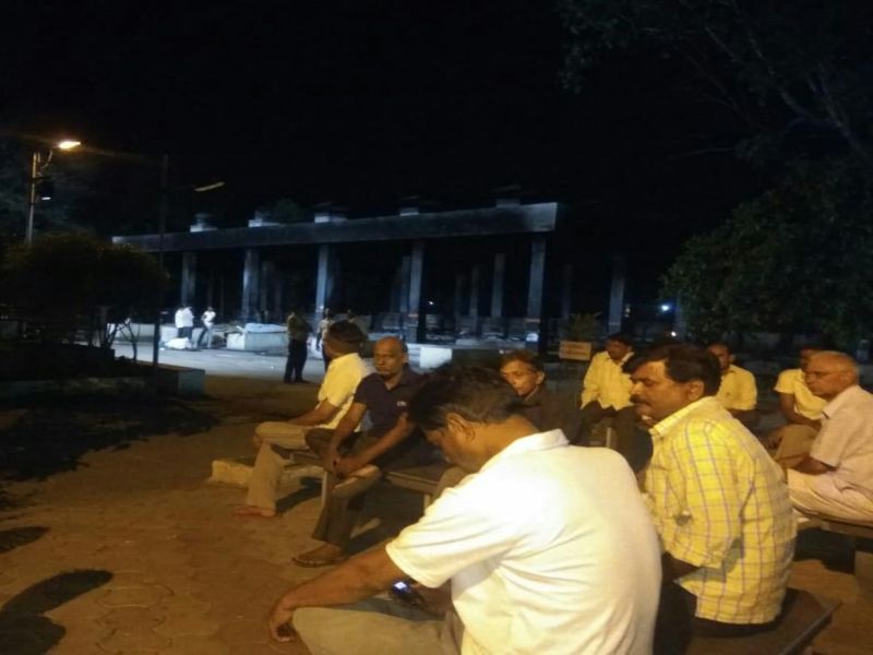 Jalgoan :Funeral delayed for three and a half hours because of drunk Municipal staff | तळीराम मनपा कर्मचाऱ्यामुळे वयोवद्धाच्या पार्थिवावरील अंत्यसंस्कार तब्बल साडेतीन तास खोळंबले