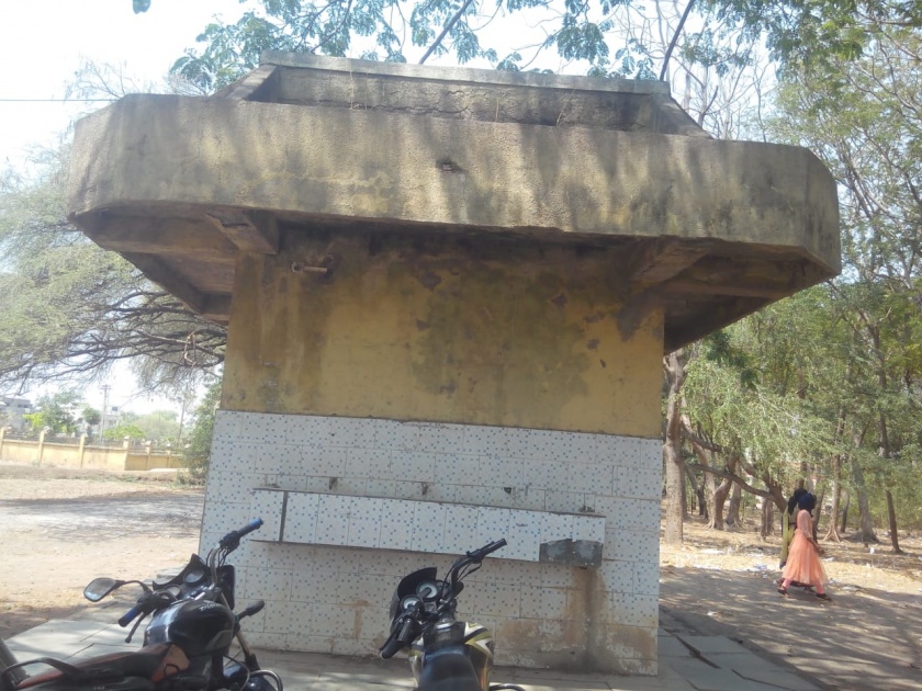 Water tank dry in Manora City due to water scarcity | पाण्याअभावी मानोरा शहरातील जलकुंभ कोरडी!