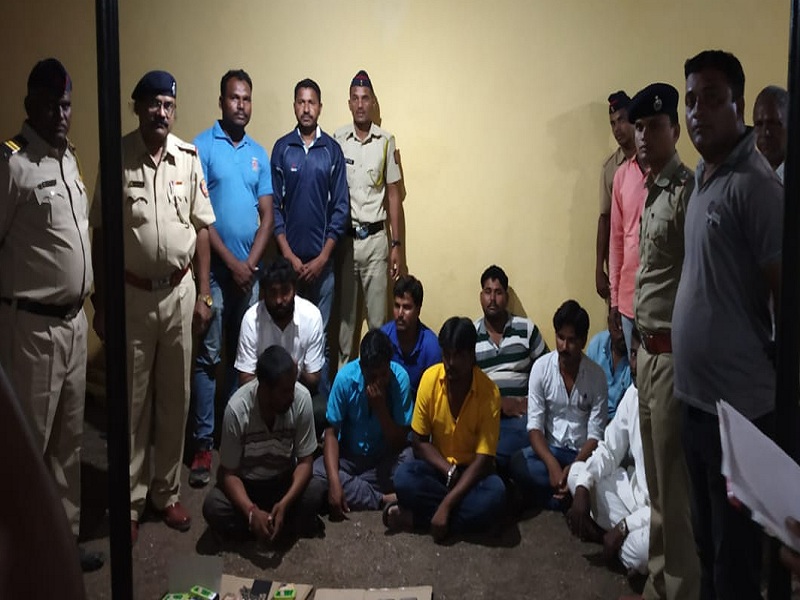 Police raid on gamblers spot at Ambad; Ten people detained | अंबड येथे पोलीसांची जुगार अड्यावर धाड; दहा जणांना घेतले ताब्यात 