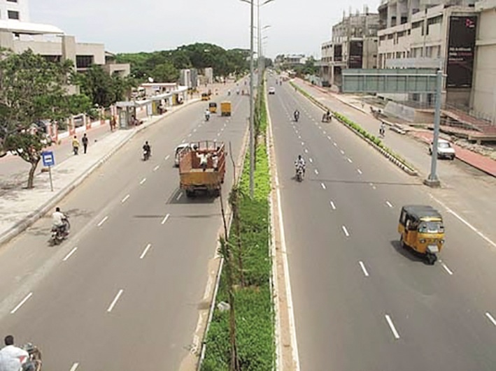 On Jalna Road in Aurangabad, 10 thousand four-wheelers run in 10 hours | औरंगाबादमधील जालना रोडवर १० तासांत धावतात २३ हजार चारचाकी 