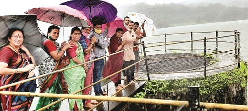 Palnekonda Dam overflow, Jalpujan by the Mayor | पाळणेकोंड धरण ओव्हर फ्लो, नगराध्यक्षांकडून जलपूजन