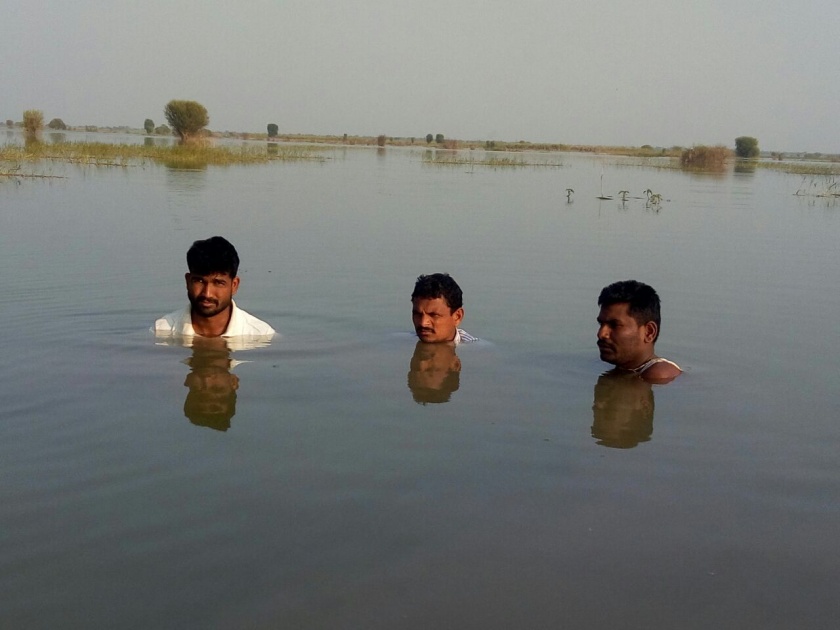 For the roads, the water resources movement of Dhorsade farmers started | जायकवाडी धरणात ढोरसडे येथील शेतक-यांचे जलसमाधी आंदोलन