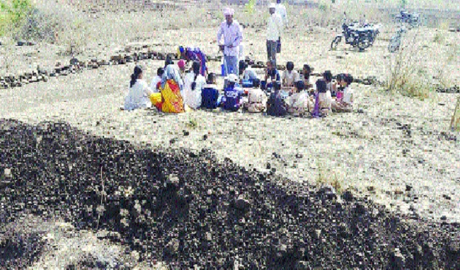 Pathshala-Astrological movement full of drought-like camps | दुष्काळी शिवारात भरली पाठशाळा-जलसाक्षरतेची चळवळ