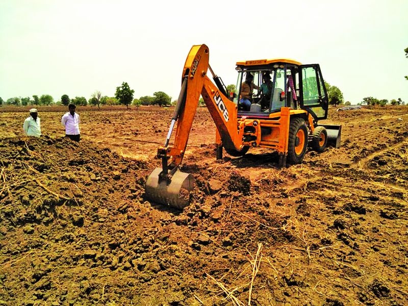 Fund of the water tank of Buldhana district breaks! | बुलडाणा जिल्हय़ात जलयुक्त शिवारच्या कामांना निधीचा ब्रेक!