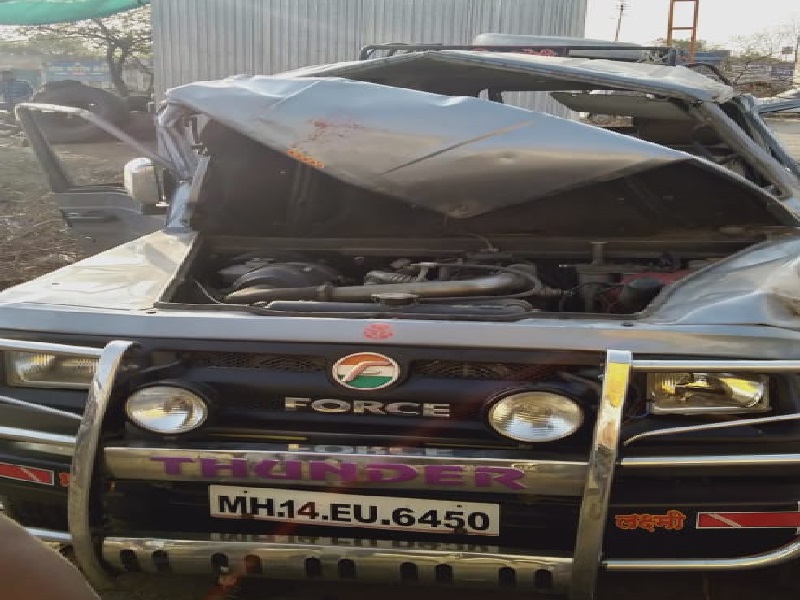 Accidents in the vehicle of devotees going to Tuljapur: driver dies and seven injured | तुळजापूर येथे जाणा-या भाविकांच्या वाहनाला अपघात : चालक ठार, सात जखमी 